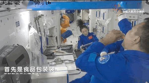 03在太空喝饮料被01撞洒了，02紧急救场！