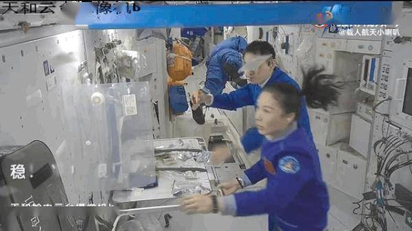 03在太空喝饮料被01撞洒了，02紧急救场！