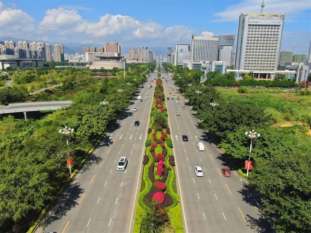 其中最为引人注目的是,龙岩城的"迎宾大道"——龙岩大道,中间隔离带