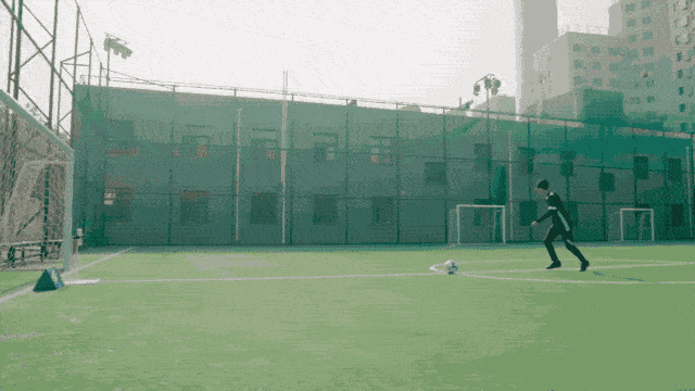 商务本超能挑战！正面硬扛350斤杠铃/足球飞射/花式滑板，结局看傻了