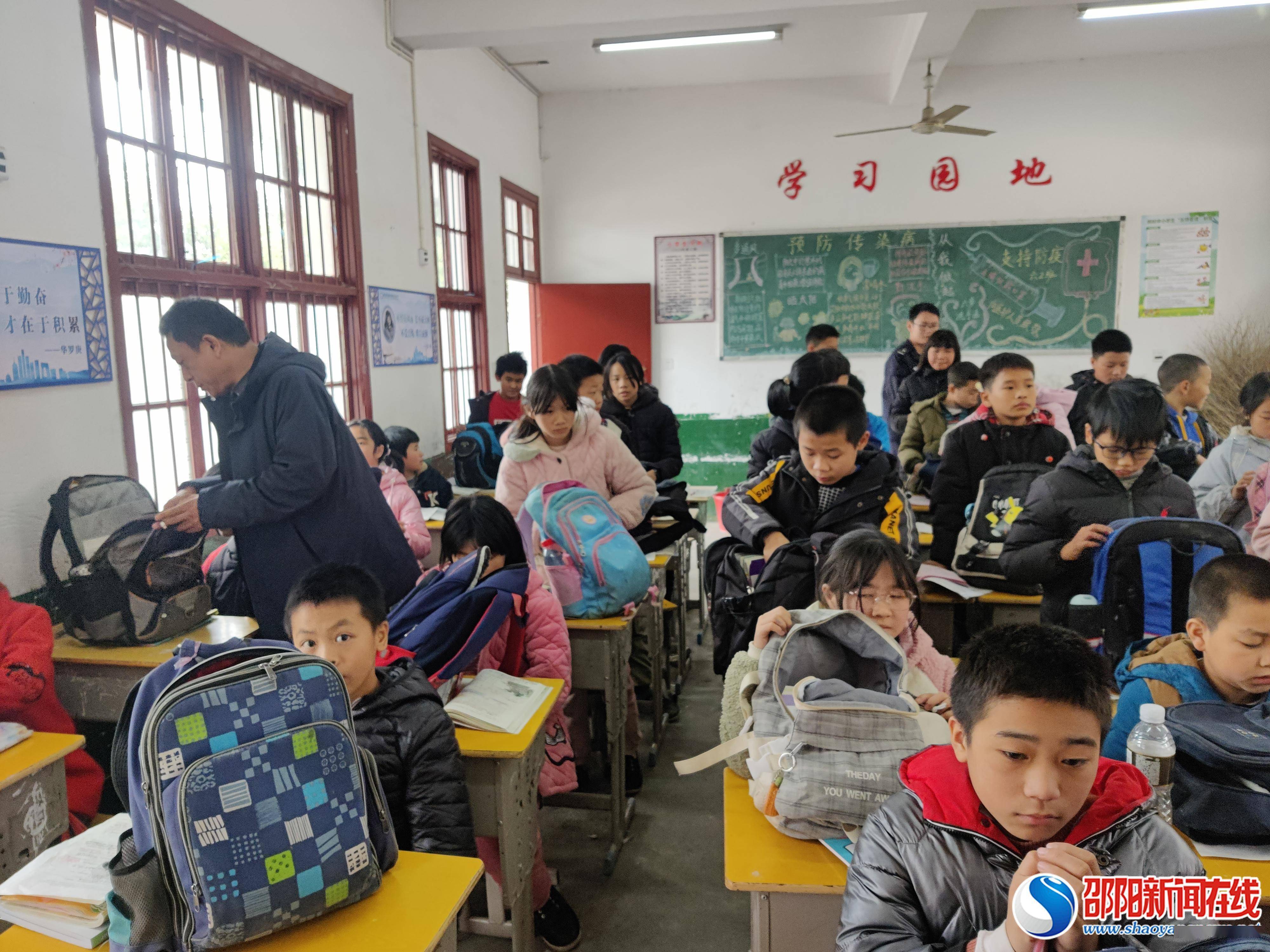 青少年|新宁县回龙寺镇军田中心小学举行“加强法制教育共建和谐校园”讲座