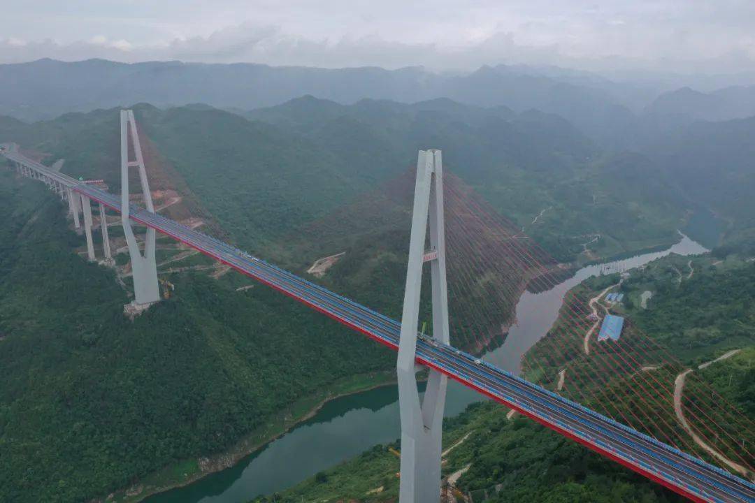 遵余高速湘江大桥遵余,湄石高速建成通车开辟出了黔北链接黔中,黔东南