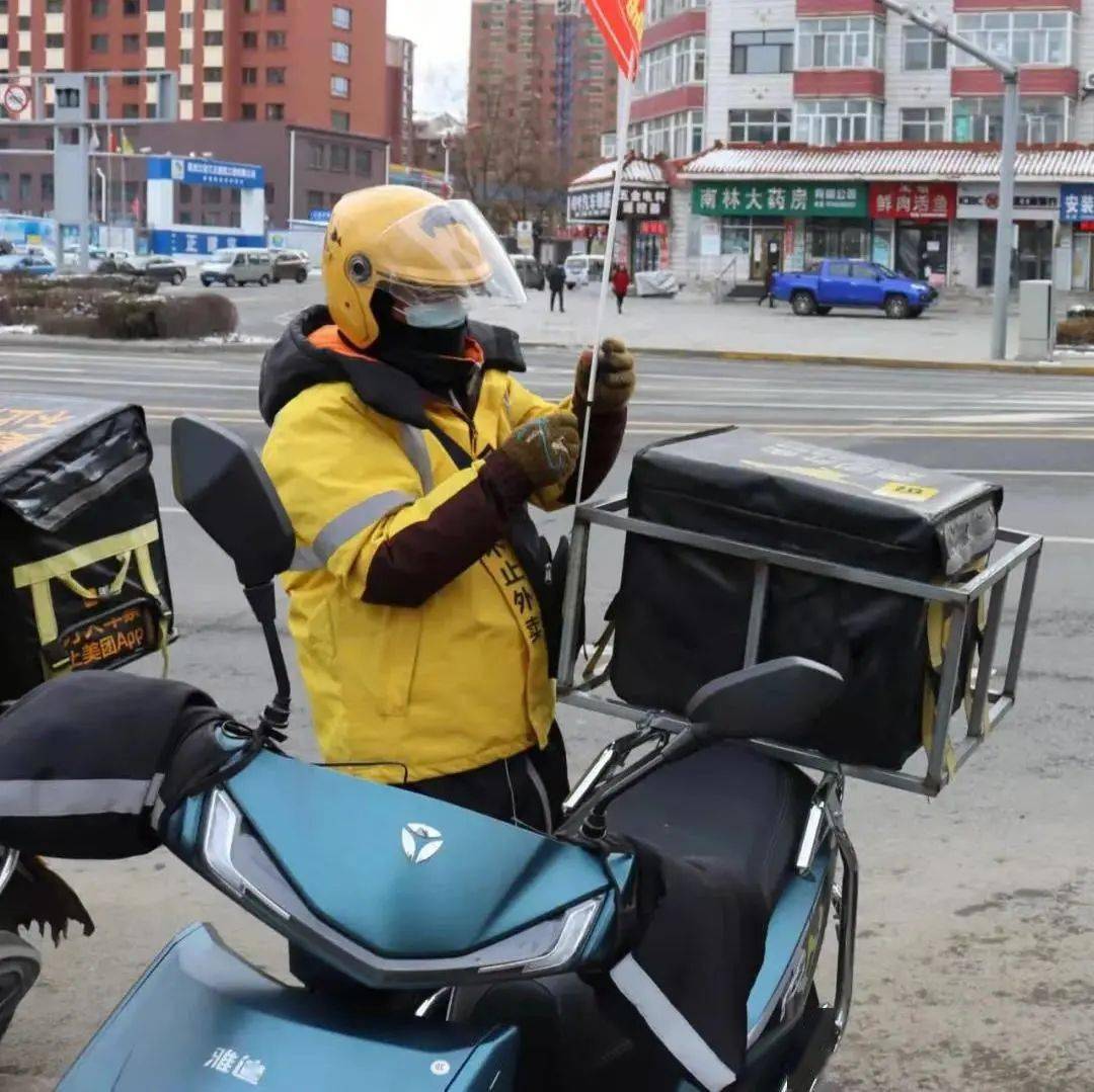 雪城青年在行动四志愿服务红黄蓝团骑携手倡导科学佩戴口罩