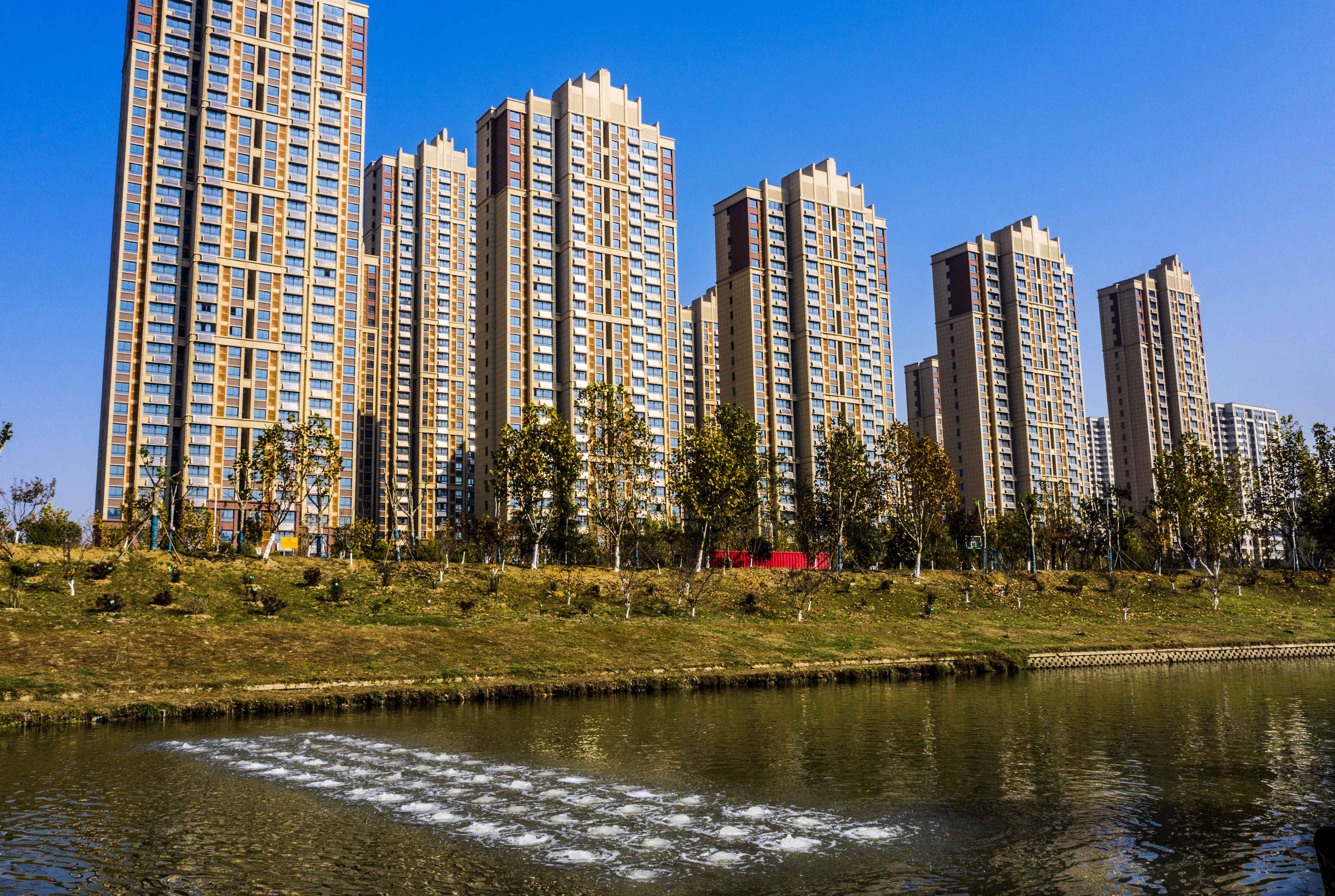 11月12日在合肥市瑶海区拍摄的二十埠河水质原位修复及曝气循环系统.