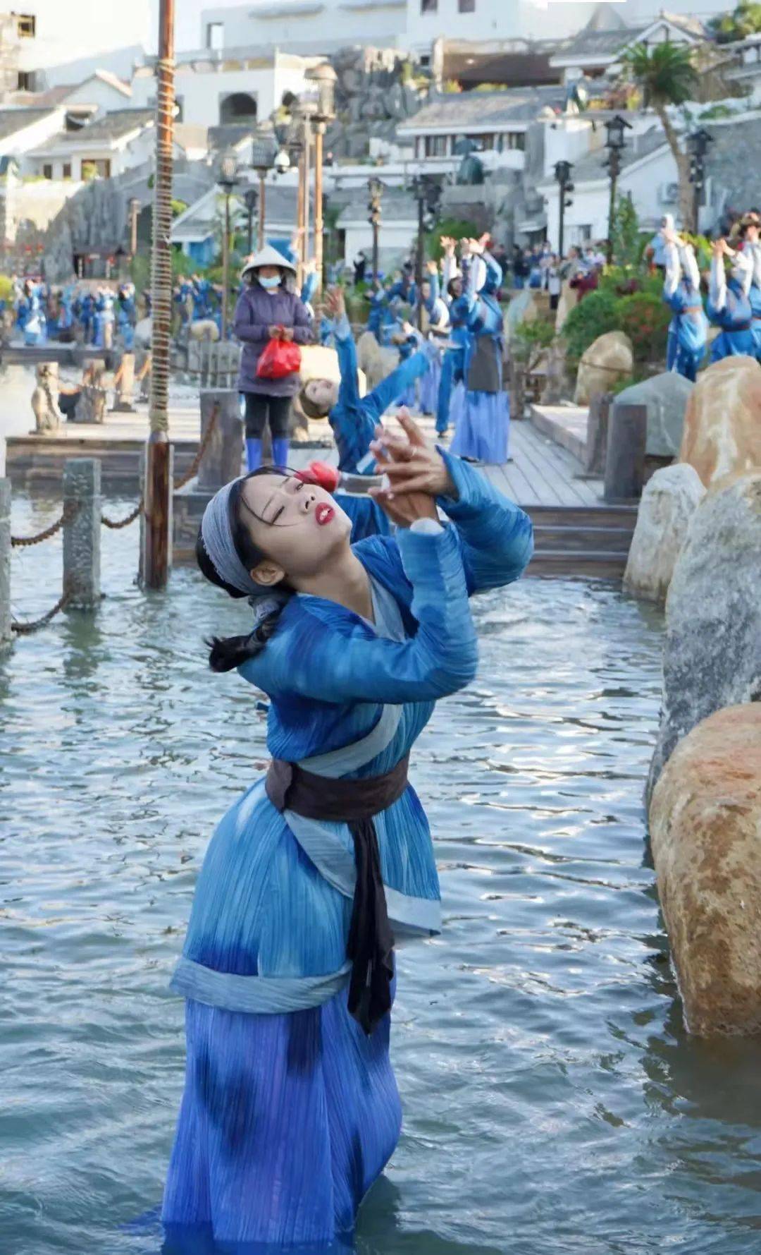 一曲汉舞袅娜蹁跹,遐想古港那潮起潮落两千年,岸边,船上,港口内那些身