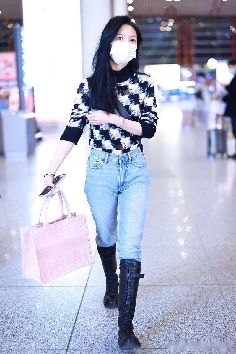 街拍:章若楠黑白格纹毛衣 牛仔裤 高筒绑带靴 托特包清新甜美_机场