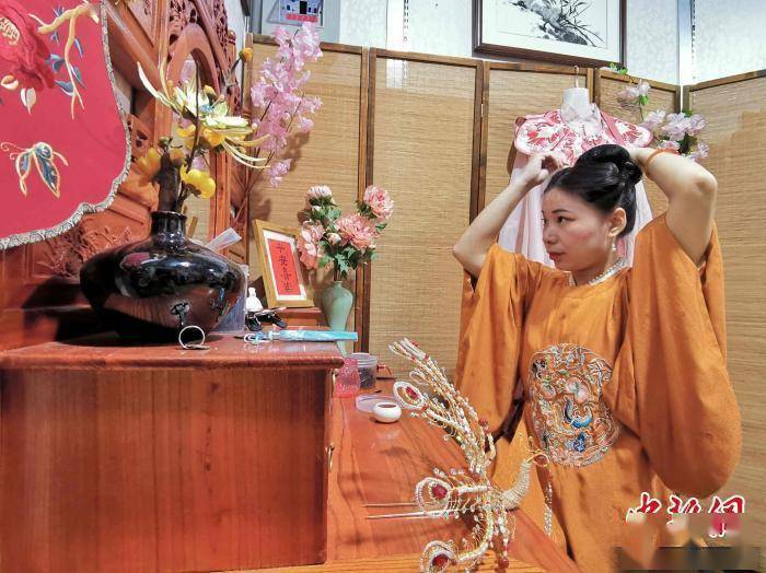 技艺“90后”青年不爱潮服爱“古装” 国风文化悄然“破圈”