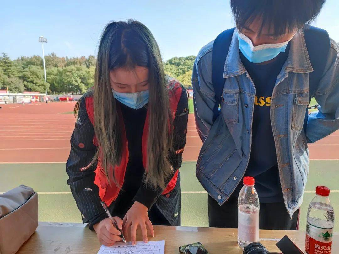 "为你摇旗呐喊,为你送来关怀",感谢在运动会参与服务的数统学院志愿者