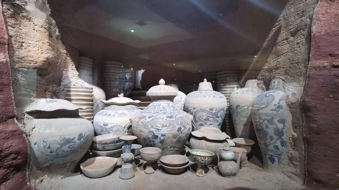 新建的元青花博物馆,造型犹如在四方桌上放着一个无盖罐瓷器,罐颈装饰