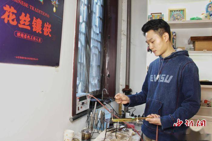 技艺“90后”青年不爱潮服爱“古装” 国风文化悄然“破圈”