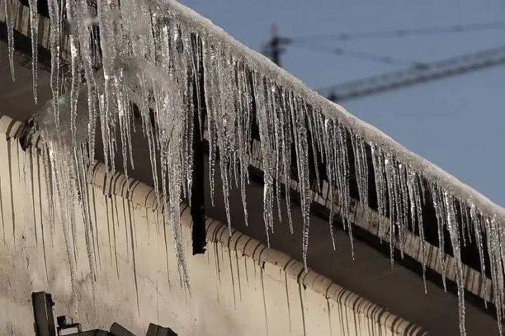 圖片來源:網絡隨著雪水不斷流下 ,這些冰柱也就不斷地變長.