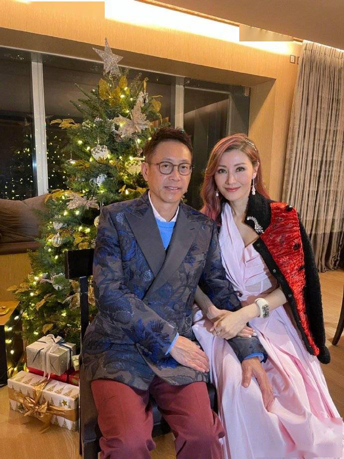 好友51岁李嘉欣晒美照，穿蕾丝裙大秀香肩锁骨，俏皮可爱似少女