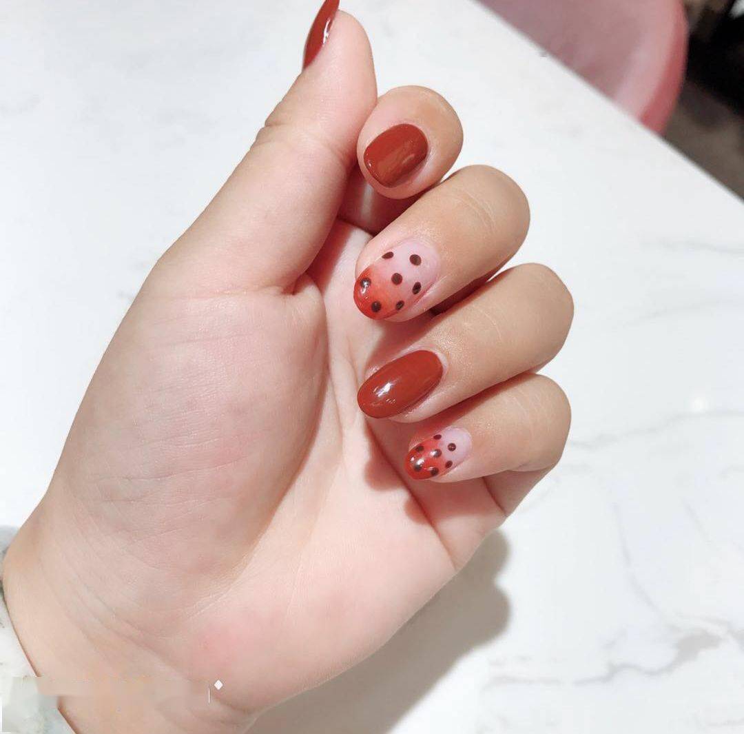 波点美甲这样做俏皮又复古和秋冬很搭