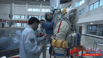 看惯了穿航天服的航天员，想看看穿军装的他们吗？