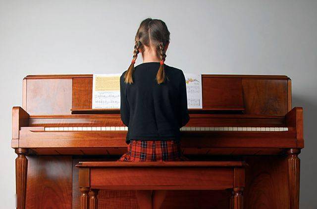 女孩踩钢琴踏板图片
