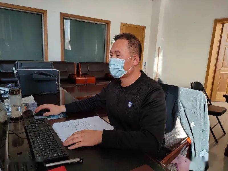 11月11日上午7时许,吴忠市政法委干部马林涛就已经坐在了电脑前,"今天