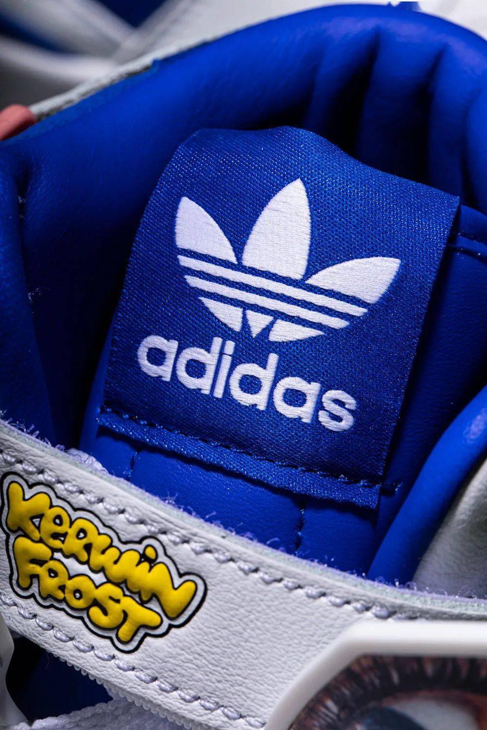 Kerwin 社交牛 X 症专属！今年阿迪最怪联名鞋定价看傻了！网友：上脚不挺帅吗？！