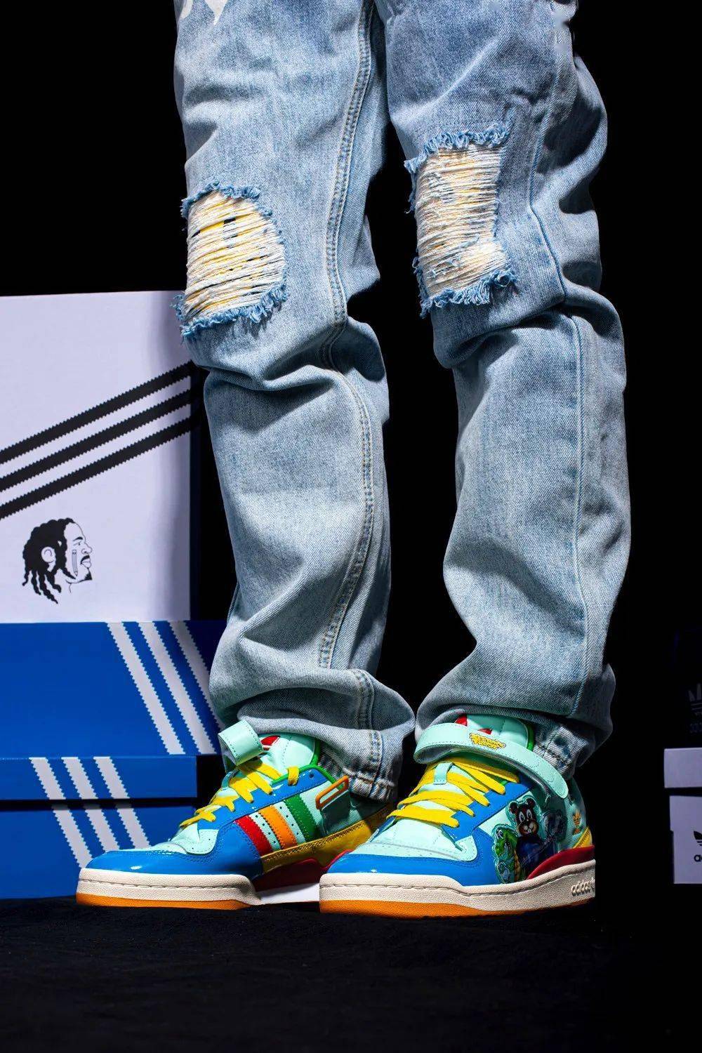 Kerwin 社交牛 X 症专属！今年阿迪最怪联名鞋定价看傻了！网友：上脚不挺帅吗？！