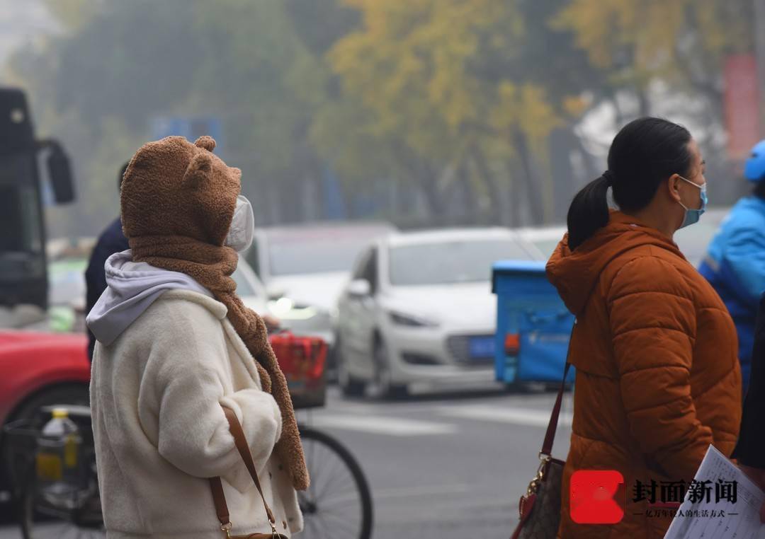 成都提前入冬 街头市民全副武装迎接早到的冬天 7756