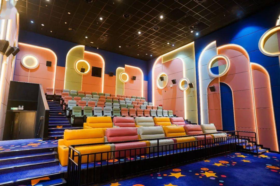 万达影城还专门设置了童趣儿童主题影厅,除了装饰风格梦幻卡通之外,把