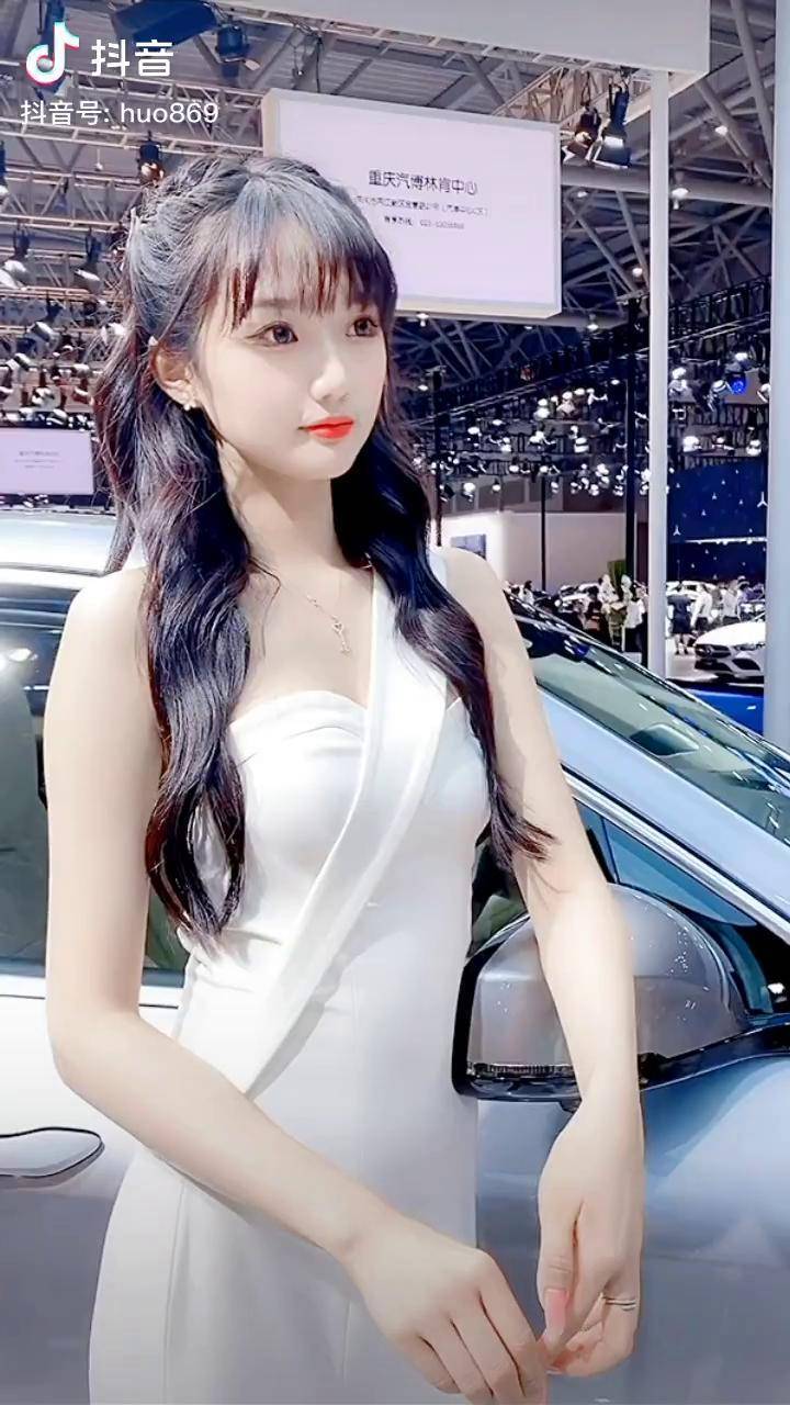 下班时间到了车展现场女神最美车模抱起小熊就跑美女盛世美颜