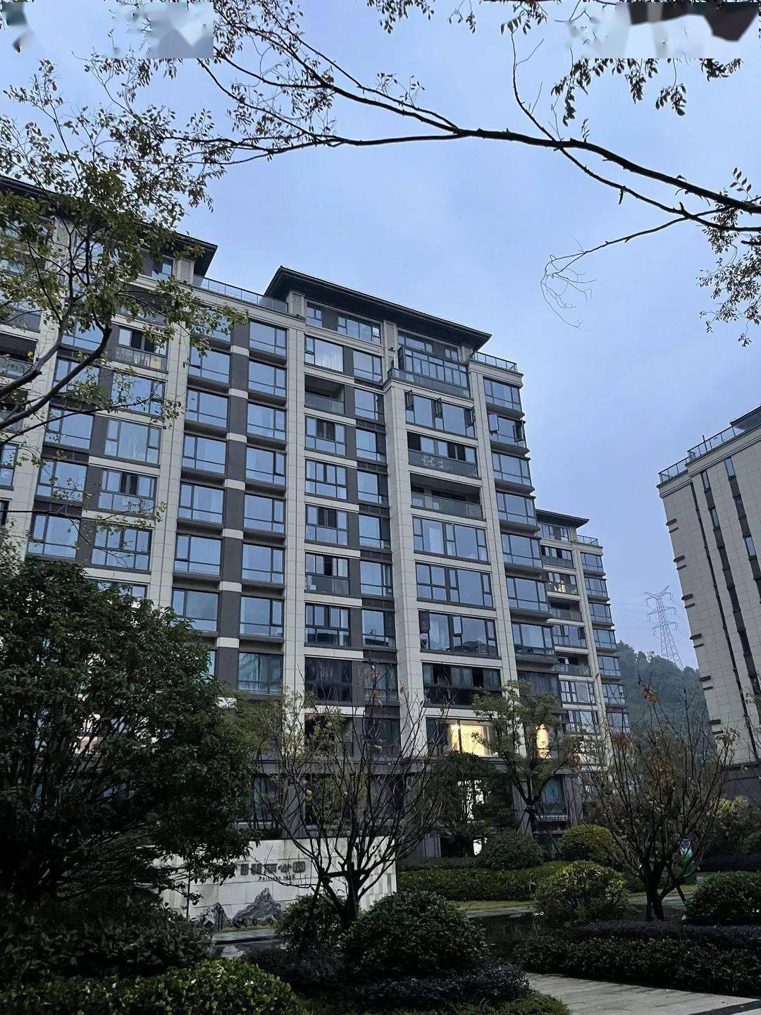 留香园"美人脸上划刀疤"!绿城房子的阳台,业主能否擅自封?