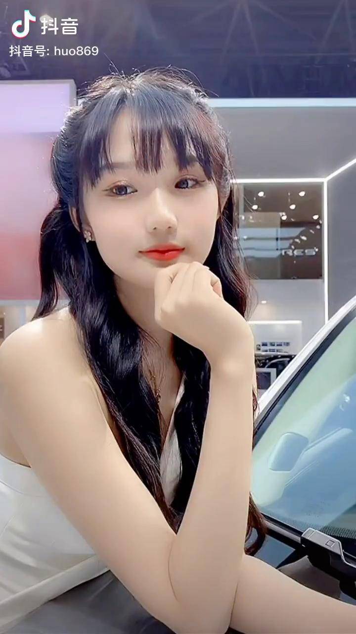 娇媚的眼神车模小姐姐美女美女车模女神最美车模抱起小熊就跑