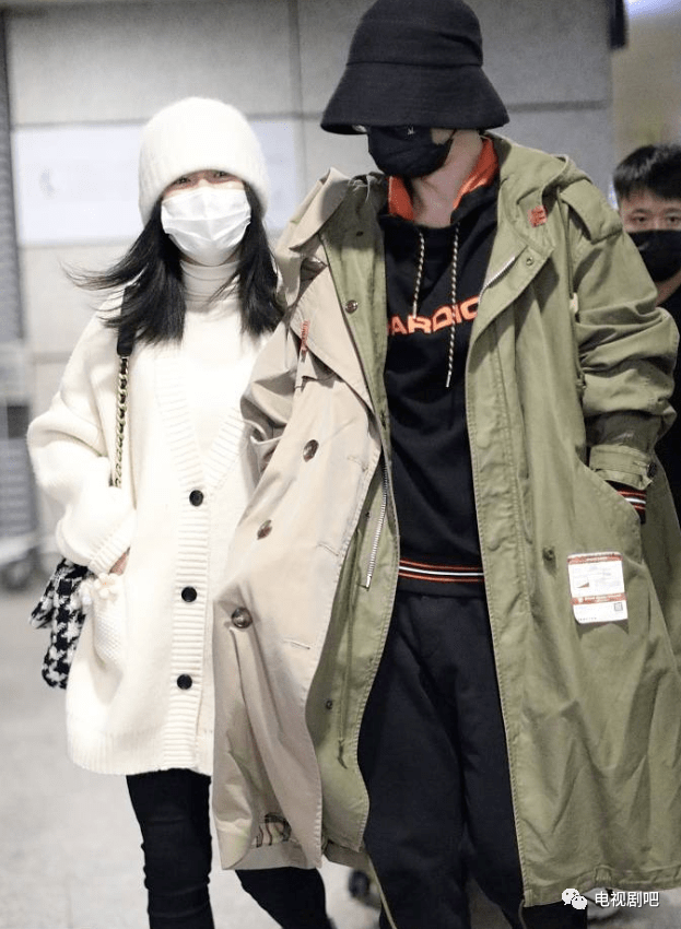 谢娜张杰久违夫妻合体现身机场亲密挽手狂秀恩爱