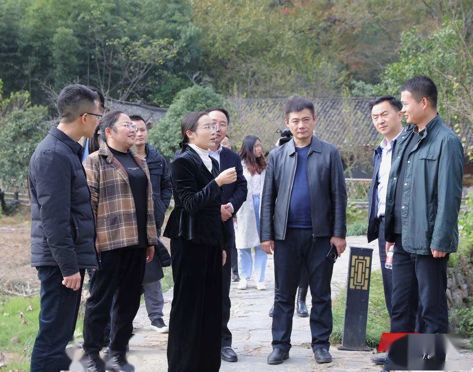 衡阳市雁峰区委书记王燕(前排左三)带队赴永顺县泽家镇开展对口帮扶和