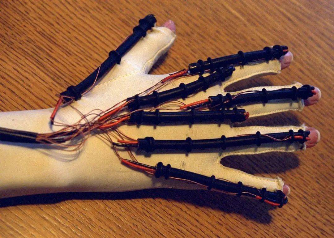 戴上这副手套，我们就能「摸到」元宇宙