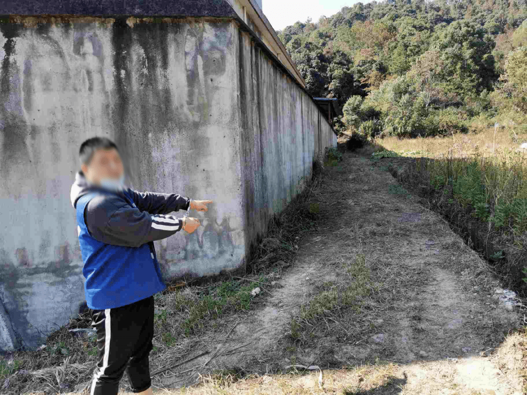 民警找到当日中午13时许 两名男子拖着白色物品 从案发现场后侧道路