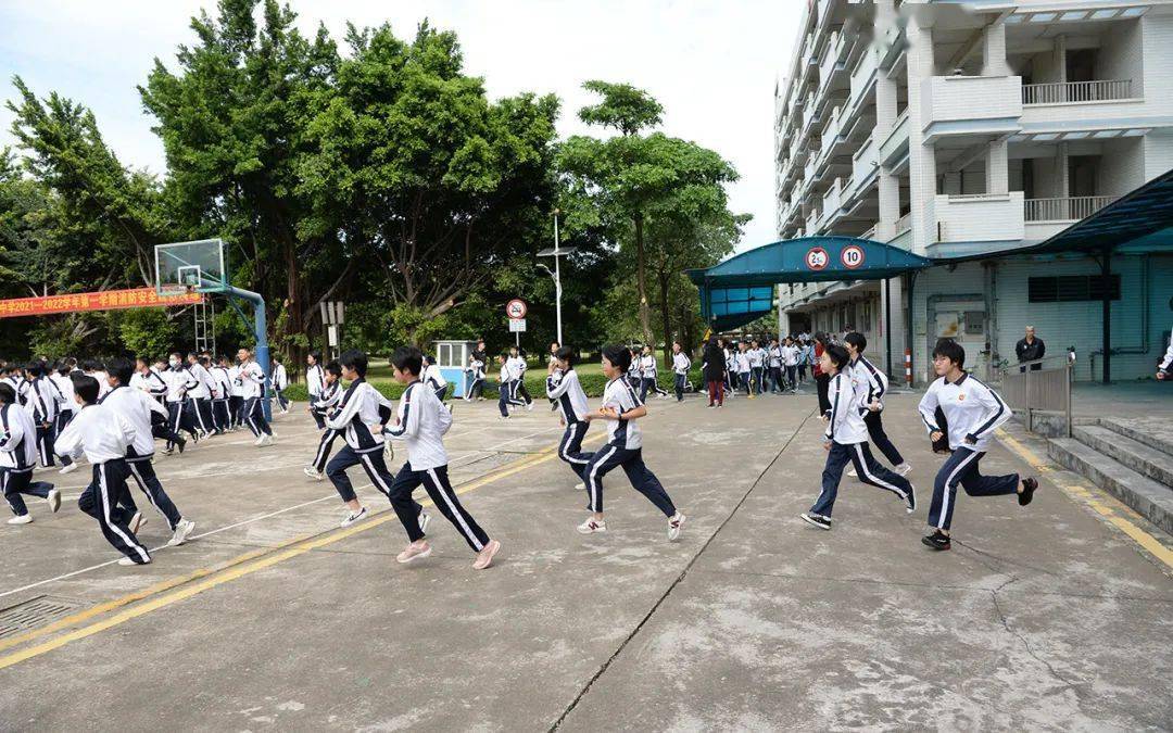 九江镇初级中学开展校园消防疏散演练活动