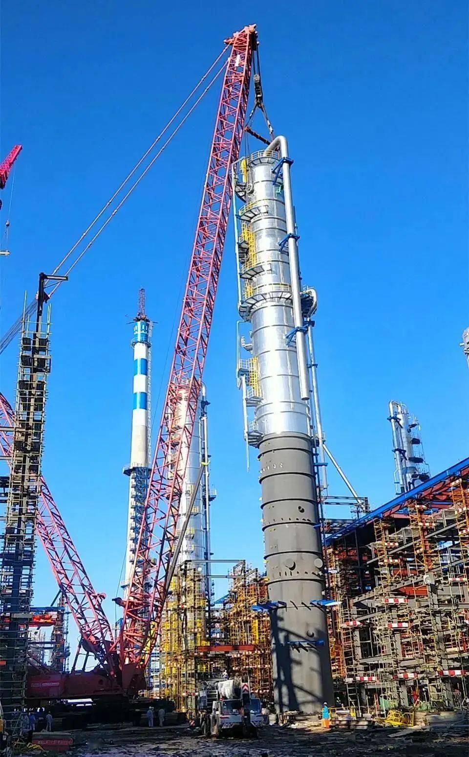 m21000千吨履带吊主吊东营项目a8汽提塔顺利就位