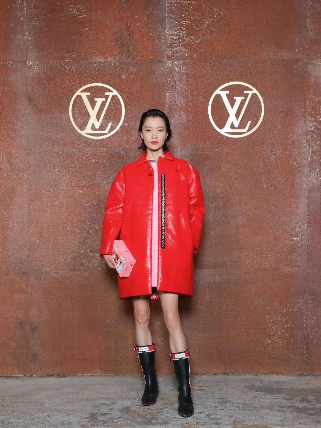 红色廓形皮衣将杜鹃衬得端庄大气