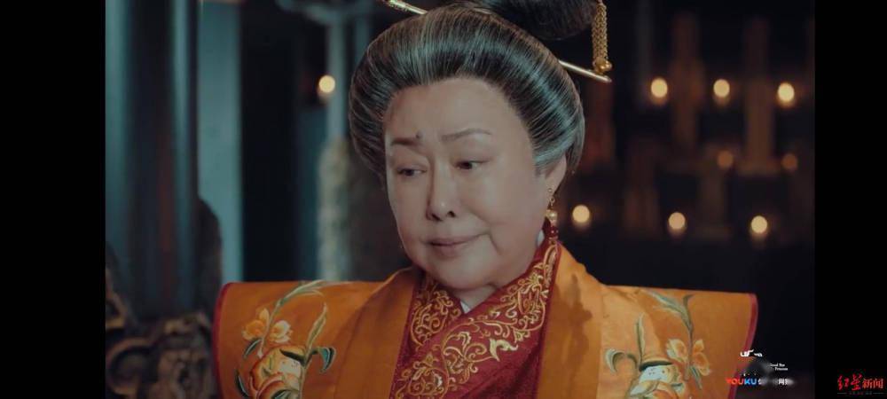 那在古装剧《东宫》中,斯琴高娃扮演的老太后也被吐槽磨皮严重,整个