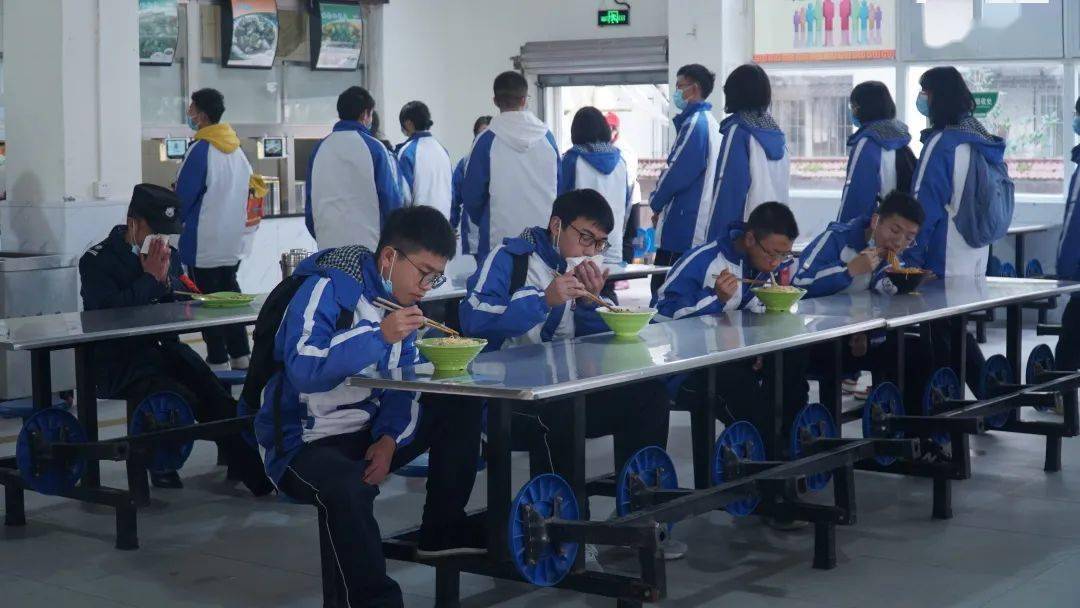 在天全中学食堂学生们有序就餐