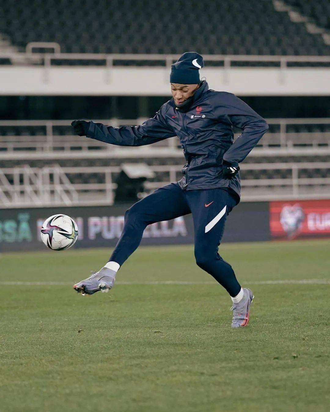 姆巴佩:火焰,意味着速度._球鞋