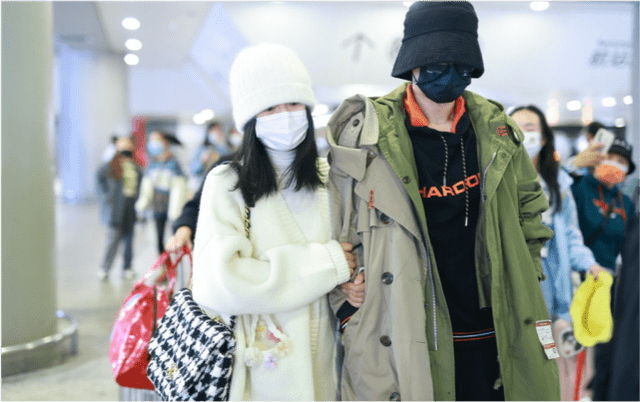 张杰谢娜夫妇现身机场手挽手亲密热聊爱情的正确打开方式