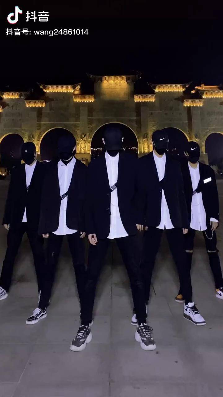 后面有个大妈喊了一句小伙子好腰上蔡县0396男团分享宝藏男孩