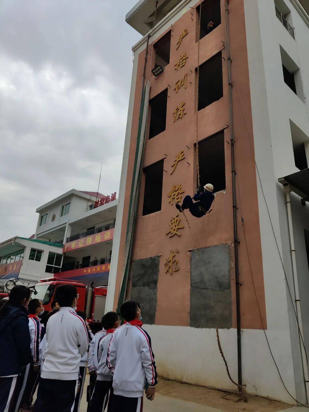 落實消防責任防範安全風險豐澤區實驗小學潘山校區消防宣傳教