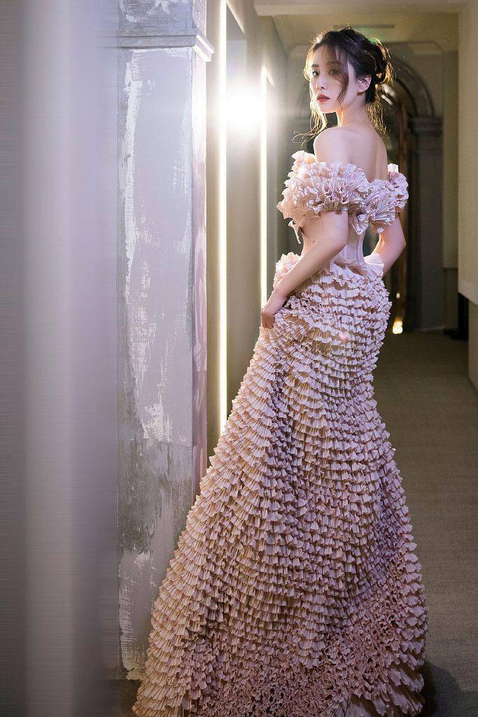 现代感刘诗诗粉花抹胸裙满满浪漫感 头发盘起秀香肩气质俱佳