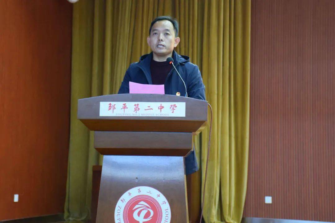 邹平二中德育处副主任徐学谦宣读选举办法和候选人简介.