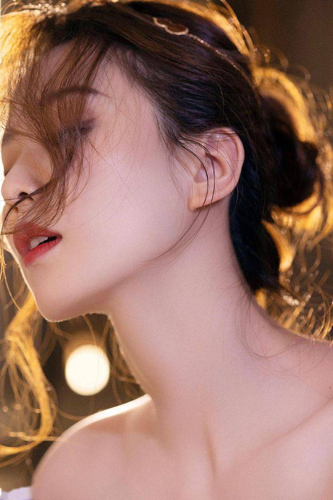 现代感刘诗诗粉花抹胸裙满满浪漫感 头发盘起秀香肩气质俱佳