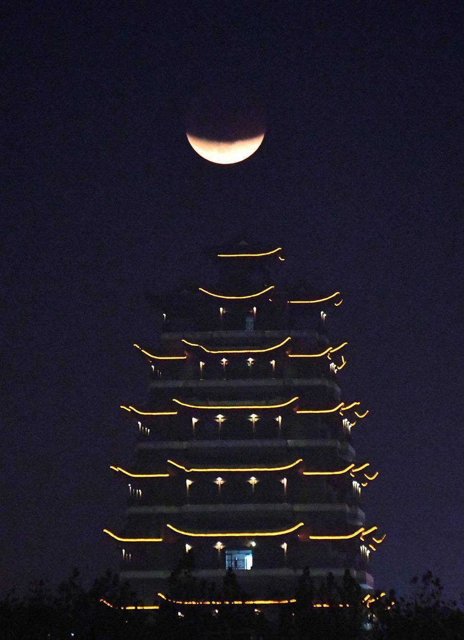 城事丨别再错过了！本世纪最长月偏食全球美图大放送