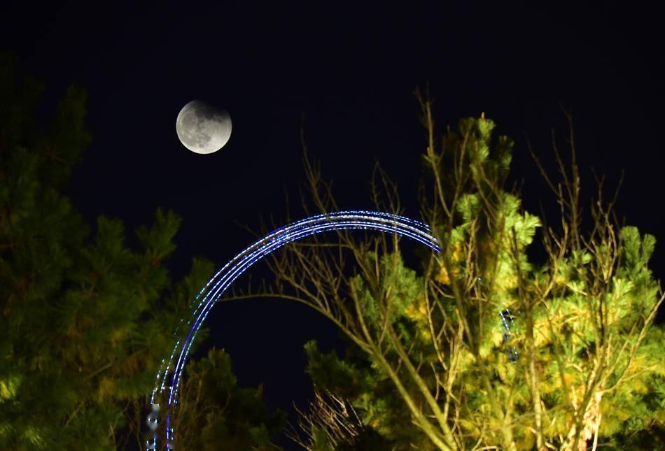 城事丨别再错过了！本世纪最长月偏食全球美图大放送