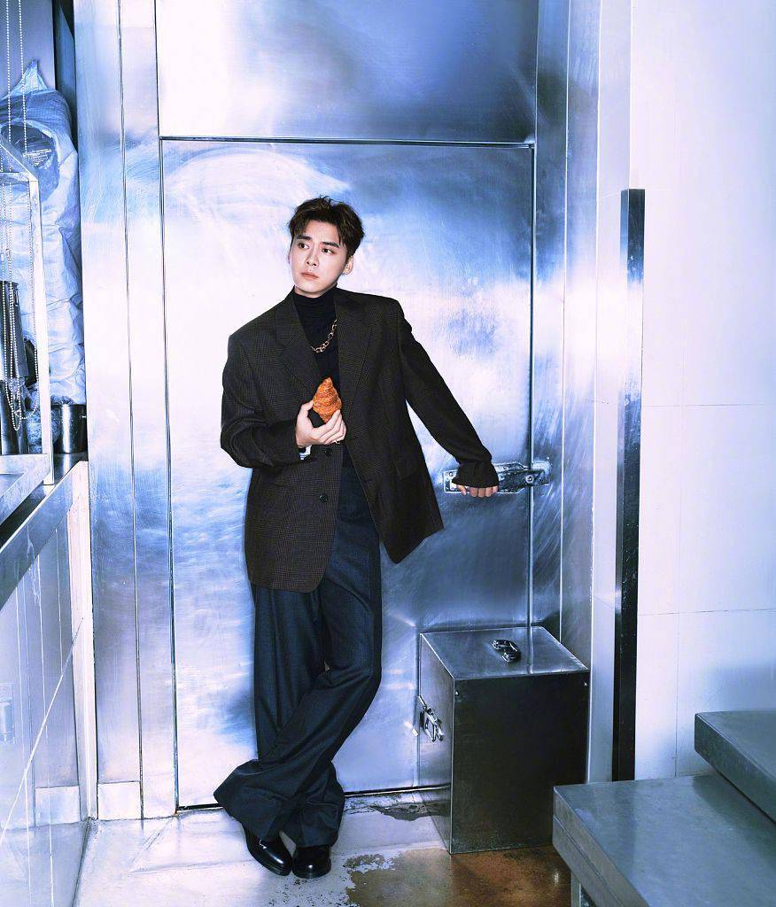 李易峰格子西装阔腿裤英俊帅气 手拿可颂拍摄厨房胶片感大片