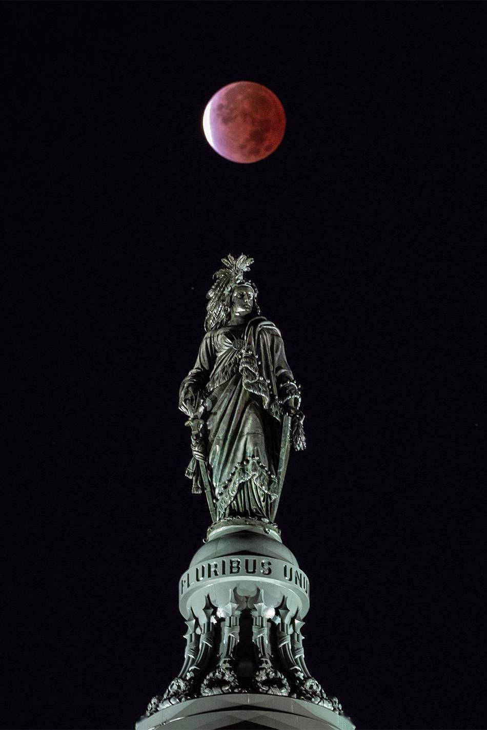 城事丨别再错过了！本世纪最长月偏食全球美图大放送