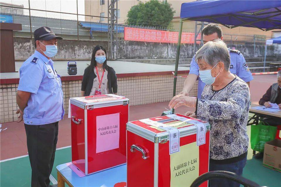 人大换届选举投票箱图片