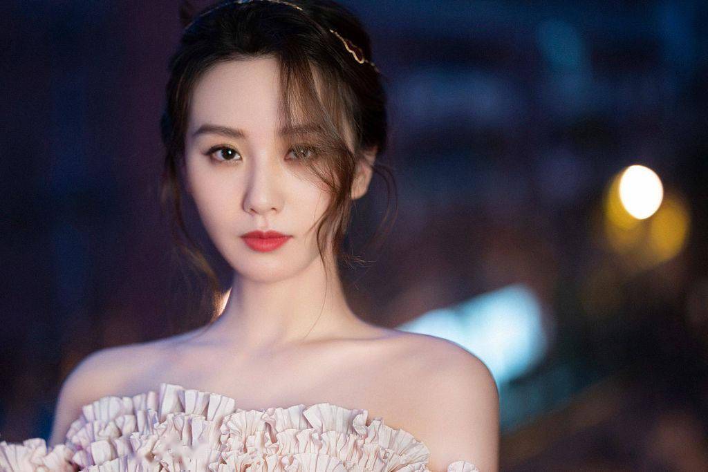 现代感刘诗诗粉花抹胸裙满满浪漫感 头发盘起秀香肩气质俱佳