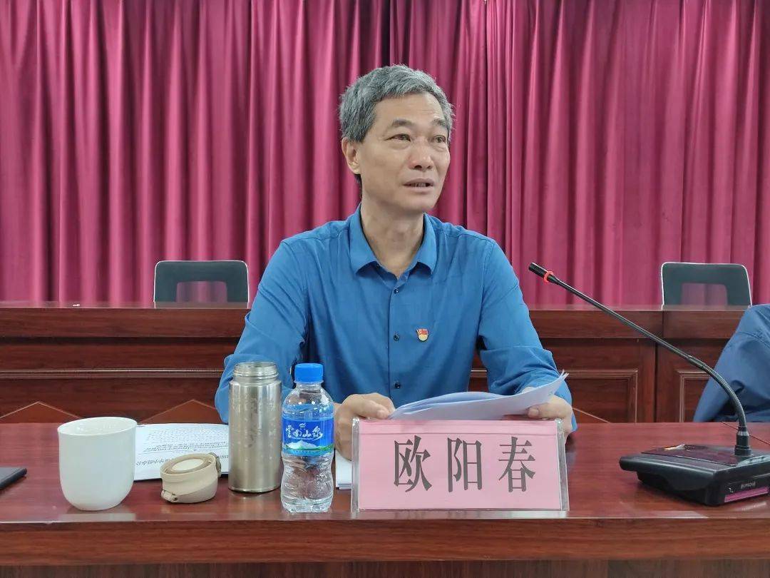 第四巡回指导组组长,州交通运输局二级巡视员欧阳春主持会议并讲话